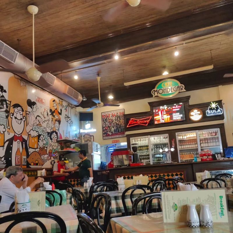 cafe-mondegar-in-mumbai-here-s-all-about-colaba-s-most-iconic-spots