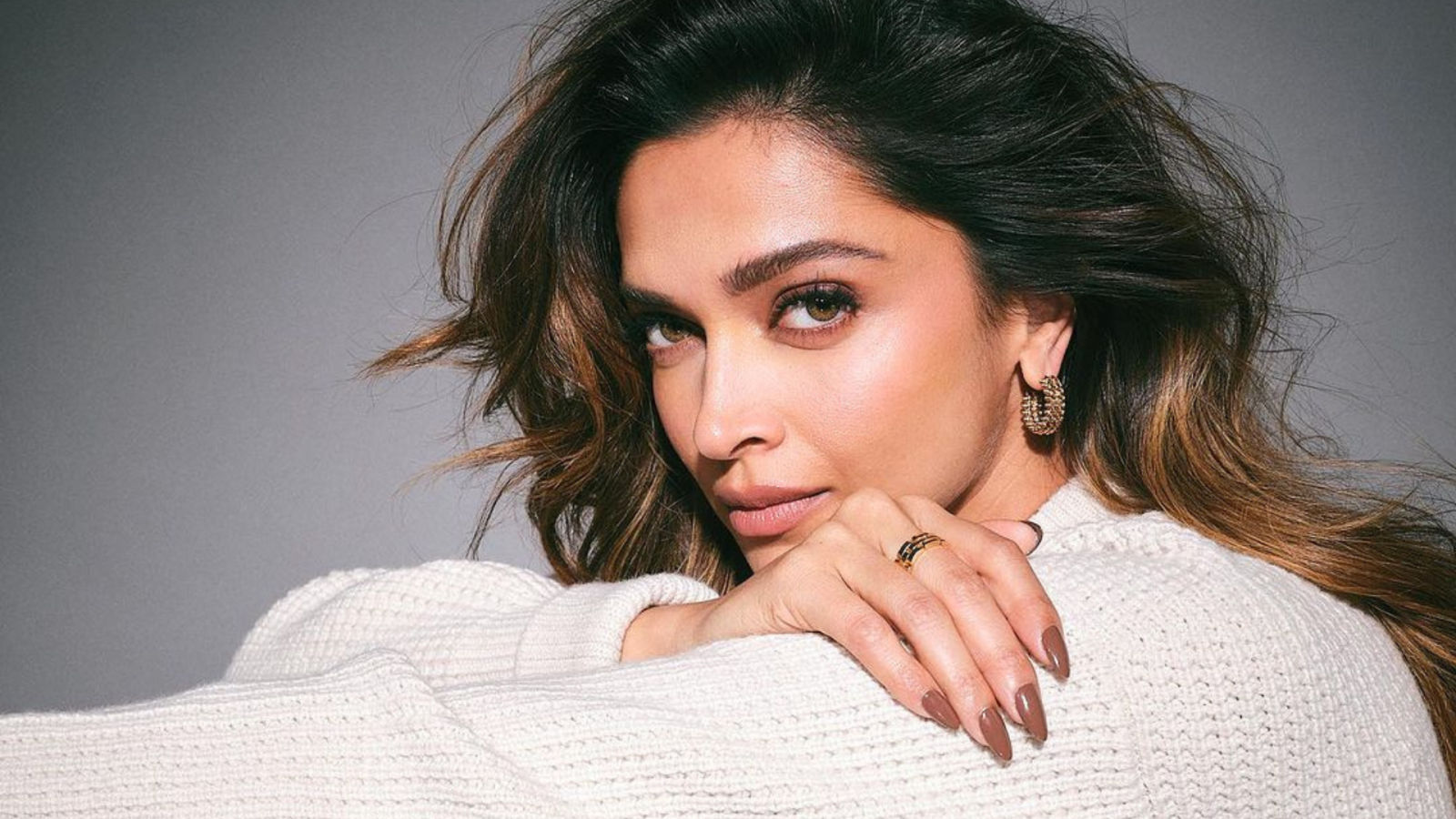 15 Hairstyles of Deepika Padukone that are Worth Trying - Candy Crow