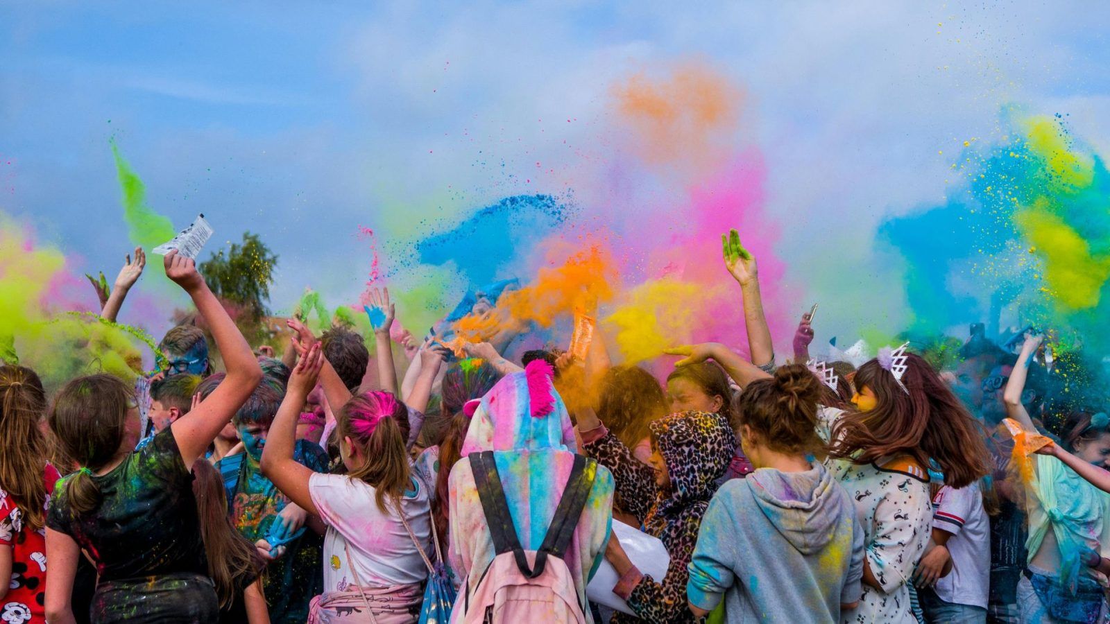 holi celebration in delhi