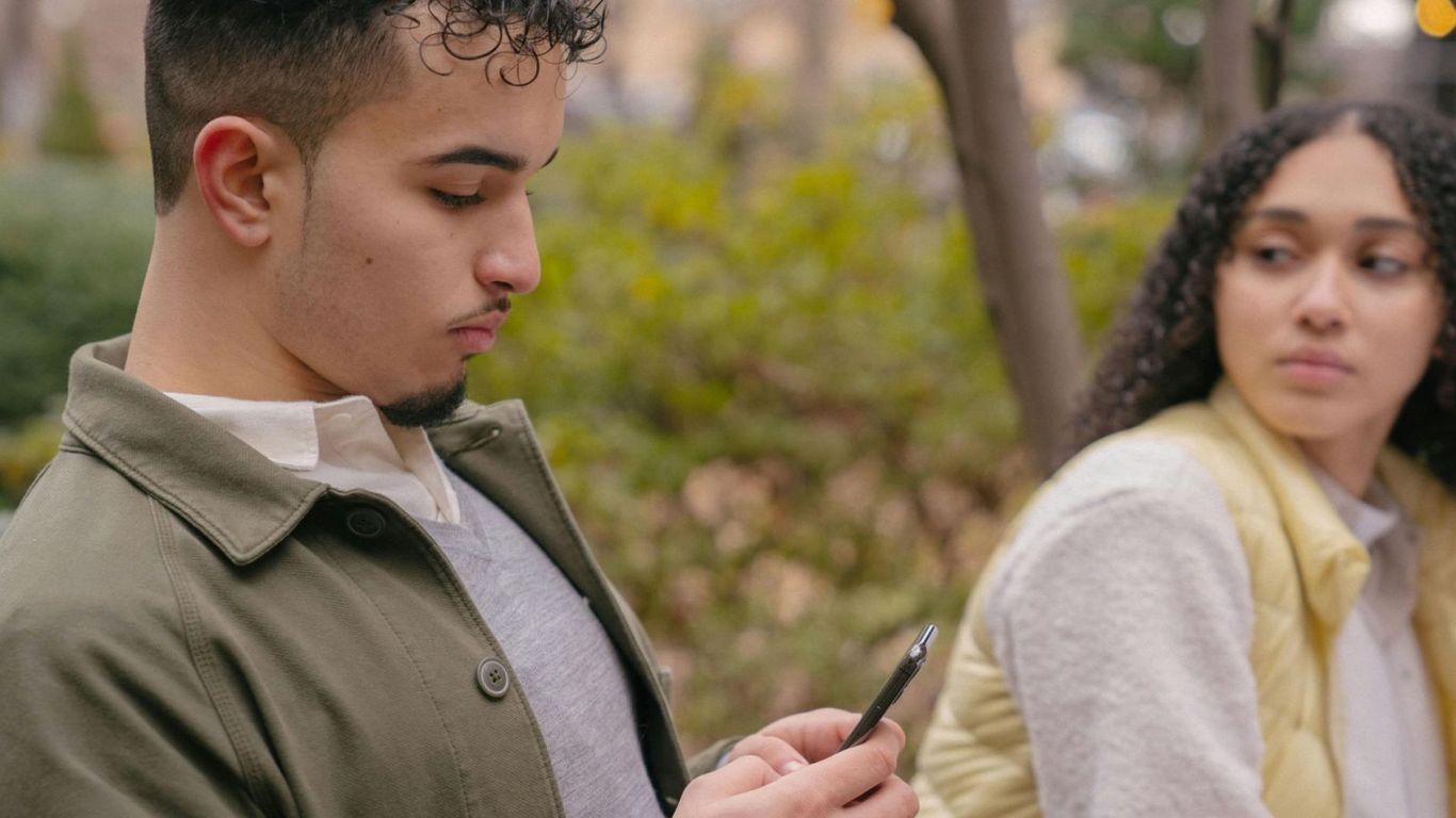 What's phubbing, the dating trend killing your relationship? | LSA India