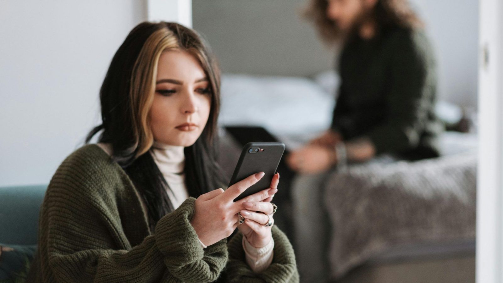 What's phubbing, the dating trend killing your relationship? | LSA India