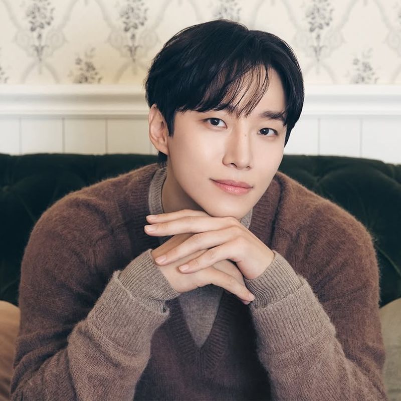 Lee Jong-suk announces tour dates for fan meeting across