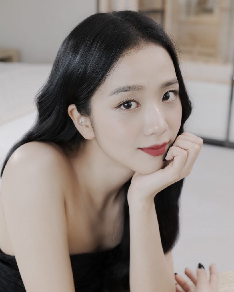สปอยล์ทุกไอเท็มที่ Jisoo BLACKPINK ใช้แต่งไปดูโชว์ Dior Spring-Summer 2023