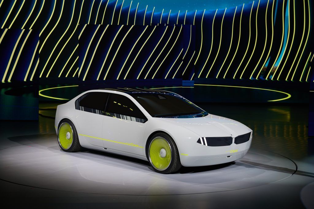 BMW i Vision Dee รถไฟฟ้าเปลี่ยนสีได้ 32 สี