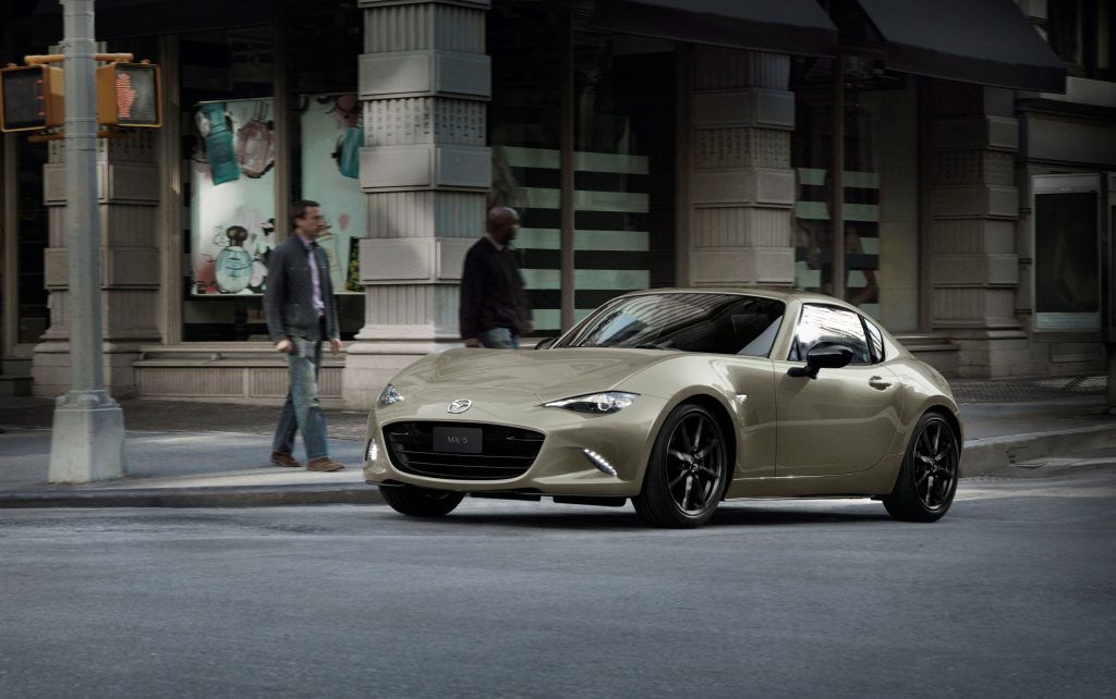 New Mazda MX-5 สปอร์ตโรดสเตอร์แต่งตัวใหม่ พร้อมสีพิเศษสุดพรีเมียม