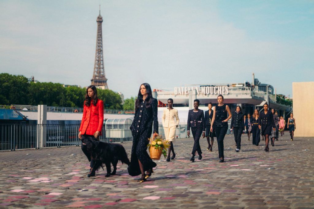 คนดังแน่นฟรอนต์โรลในโชว์โอตกูตูร์ล่าสุดของ Chanel คอลเล็กชั่นที่ล้อไปกับอิริยาบถสาวปารีเซียง