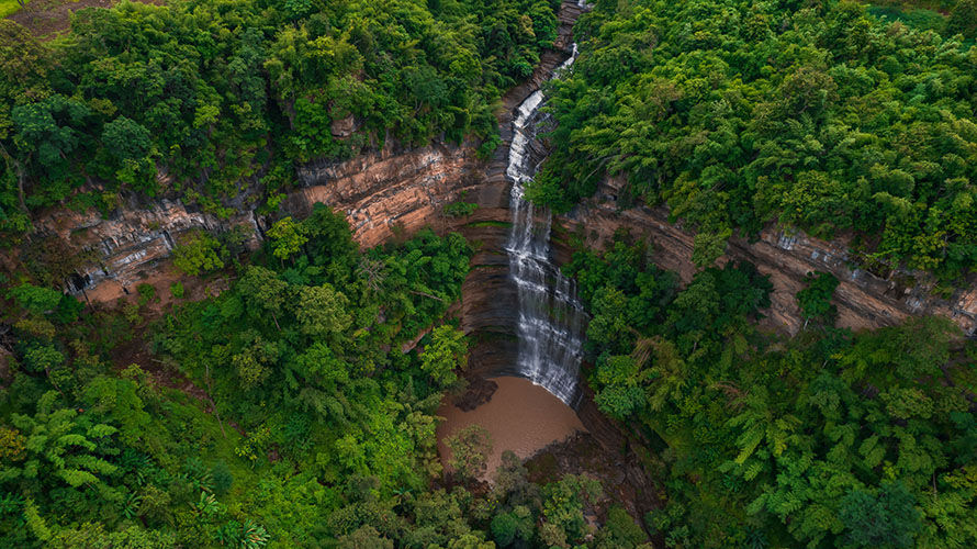 Zipline над водопадами в Тайланде