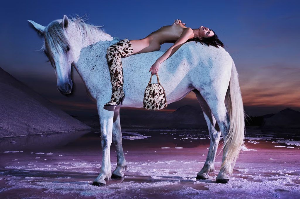 Kendall Jenner โผล่ร่วมแคมเปญแรกกับ Stella McCartney พร้อมขึ้นหลังม้าโชว์สกิล Horse Girl