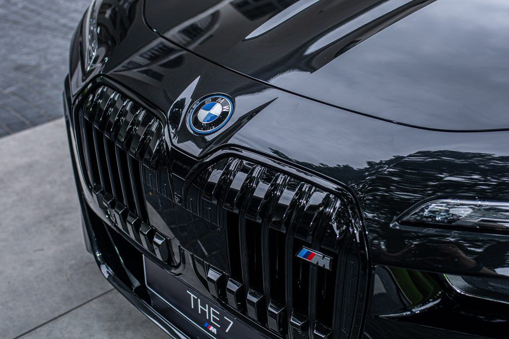 BMW M760e xDrive เปิดตัวรถสปอร์ตซีรีส์ 7 สายสมรรถนะสูง