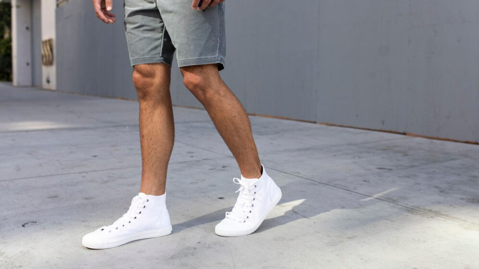 10 รองเท้าผ้าใบผู้ชาย ไอเทมเสริมหล่อ ฟินิชลุคสุดคลู ในปี 2023