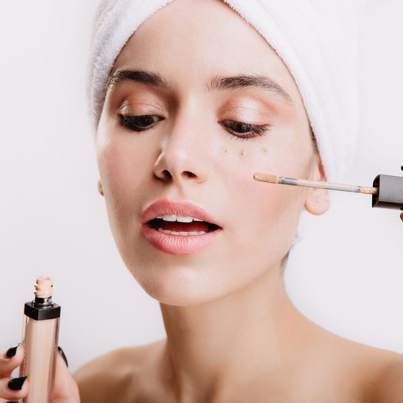 Concealer กับ Corrector ต่างกันอย่างไร เลือกใช้แบบไหนดี