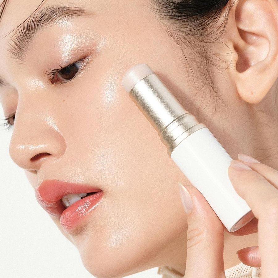 Balm Stick ตัวช่วยเมคอัพลุคสวยฉ่ำ เหมือนมีน้ำกลิ้งบนผิว